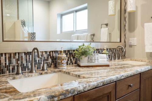 Koupelna v ubytování Scottsdale on 59th