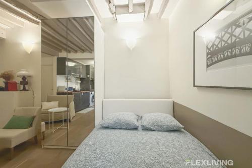une chambre avec un lit avec deux oreillers dessus dans l'établissement Flexliving - Studio - Duvivier, à Paris