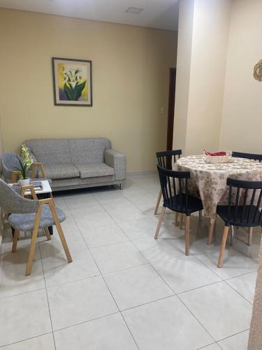a living room with a couch and a table and chairs at Departamento temporal en Gran Asunción in Fernando de la Mora