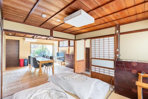 una stanza con due letti a castello e un tavolo di Manabi-stay Matsue 駅近伊勢宮町どこに行くにも最高に便利な古民家一棟貸切ホテル a Matsue