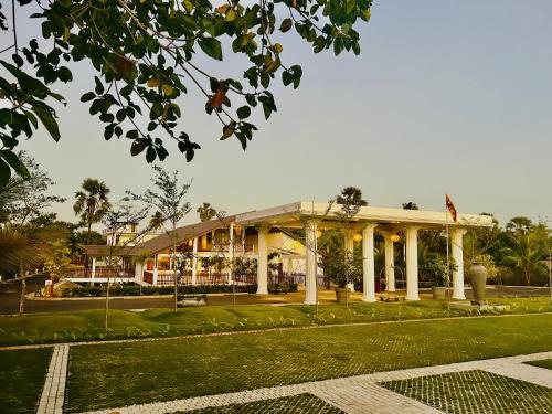 Jardín al aire libre en Uppuveli Beach by DSK