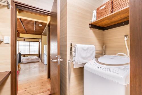 bagno con lavatrice in camera di Manabi-stay Matsue 駅近伊勢宮町どこに行くにも最高に便利な古民家一棟貸切ホテル a Matsue