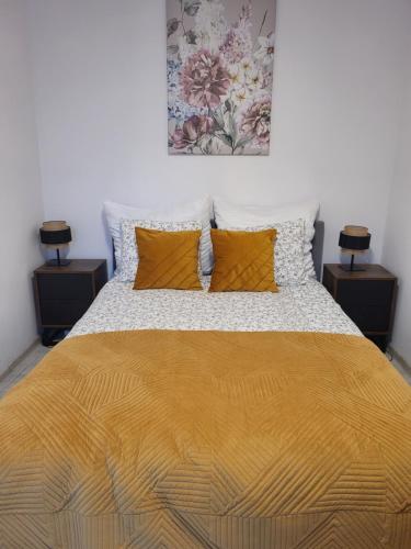 Ένα ή περισσότερα κρεβάτια σε δωμάτιο στο Apartament-Studio 1 Gliwice z balkonem