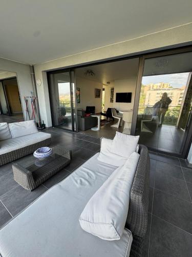 un salon avec deux canapés et un canapé dans l'établissement Luxury residence apartment with sea view, parking, à Ajaccio