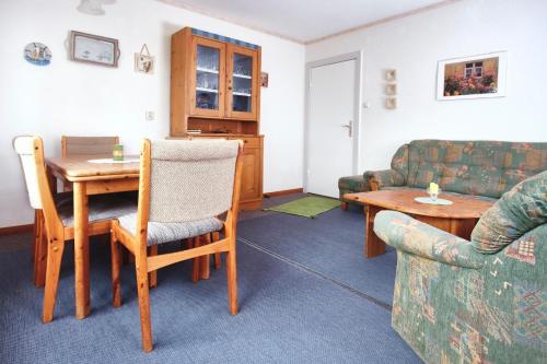 a living room with a table and a couch at Meerblick Hohenfelde in Monkamp
