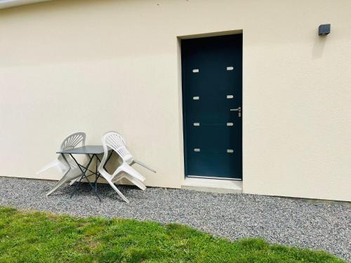 2 chaises et une table devant une porte dans l'établissement Logement indépendant neuf, à Poitiers