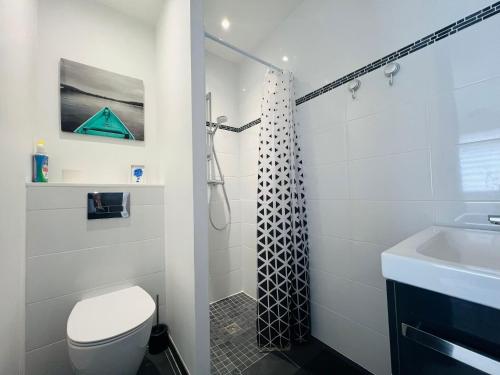 une salle de bain avec une douche, des toilettes et un lavabo dans l'établissement Logement indépendant neuf, à Poitiers