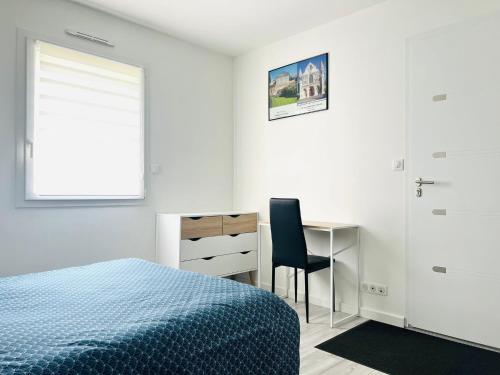 une chambre avec un lit, un bureau et une chaise dans l'établissement Logement indépendant neuf, à Poitiers
