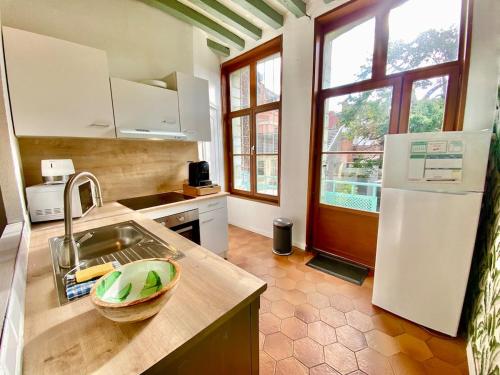 une cuisine avec un évier et un plan de travail dans l'établissement Appartement de 2 pieces avec balcon centre, à Douai