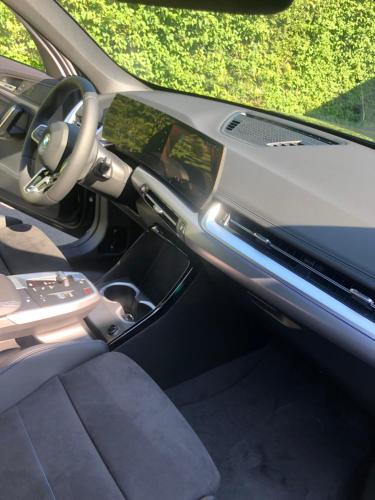 - une vue sur l'intérieur d'une voiture dans l'établissement les peupliers, à Royan