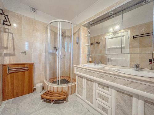 une salle de bain avec une douche, un lavabo et des toilettes dans l'établissement Face à la mer, T3 avec terrasse et parking privé, à Fréjus