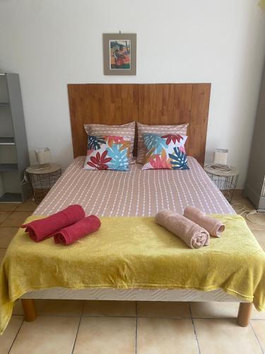 - un lit avec 2 oreillers et 2 serviettes dans l'établissement Villeneuve loubet studio Cigalou, à Villeneuve-Loubet