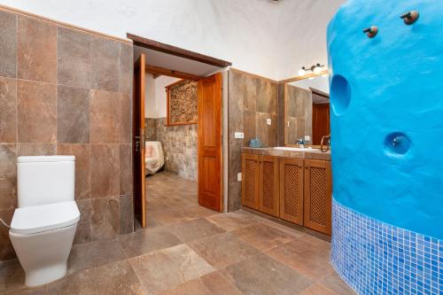 a bathroom with a toilet and a sink at Casa La Caldereta in Guatiza