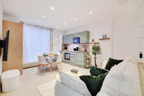 un salon avec un canapé et une table dans l'établissement Luxury Stay & Spacious, à Boulogne-Billancourt