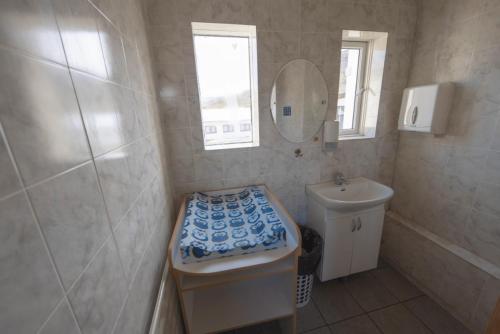 Un baño de Hotel Breidavik