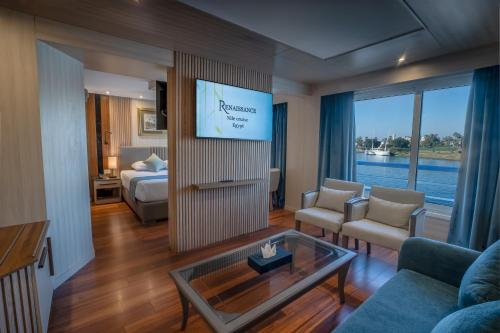 ルクソールにあるRenaissance Nile Cruise - Every Saturday from Luxor To Aswan for 4 Nights , and every Wednesday from Aswan To Luxor for 3 Nightsのソファとテレビのあるリビングルーム