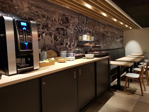 - une cuisine avec un comptoir et une cafetière dans l'établissement Appart Hotel Montchapet Dijon Centre, à Dijon