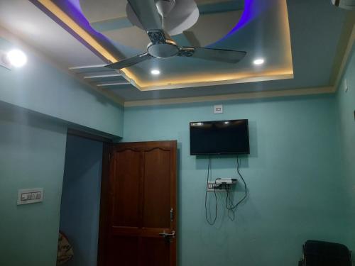 a ceiling fan and a tv in a room at SA HAVELi in Bikaner