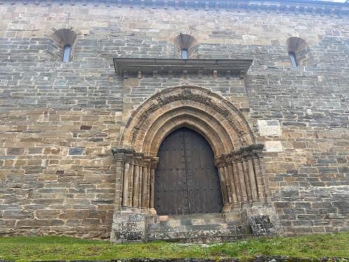 a large brick building with a large wooden door at Hotel & Restaurante El Casino in Villafranca del Bierzo