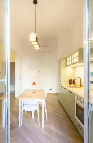 Una cocina o cocineta en Lucy's Flowers