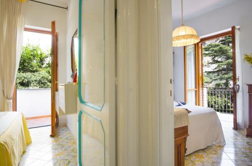 Postel nebo postele na pokoji v ubytování Villa D'apuzzo nel cuore di Positano
