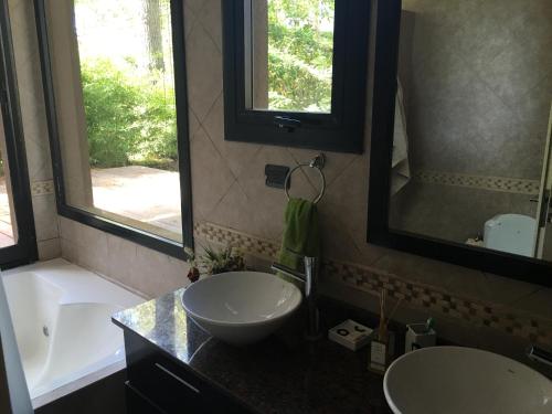 y baño con lavabo, bañera y espejo. en Pinos De Mar en Costa del Este