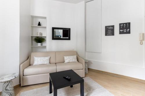 un salon avec un canapé et une table dans l'établissement Montbrun Alésia II Cosy studio 2P, à Paris