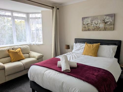 a bedroom with a large bed and a couch at Perfect Contractor 4 bed Parking in Lower Penn