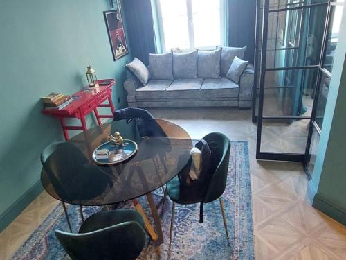 ワルシャワにあるOld Town Apartment Aのリビングルーム(テーブル、椅子、ソファ付)