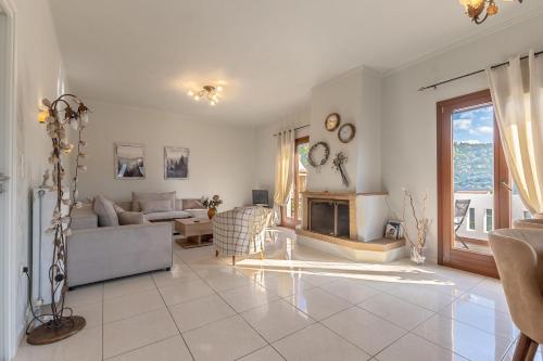 Χώρος καθιστικού στο Melanes Serenity 3Br Apartment