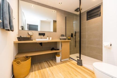 Un baño de Studio 6 Alamanda Resort Orient Bay