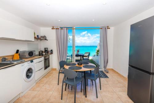 Watalibi - Beachfront apartment Grand-Caseにあるキッチンまたは簡易キッチン