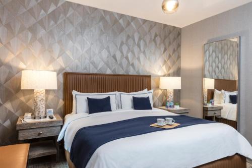 Postel nebo postele na pokoji v ubytování Artezen Hotel