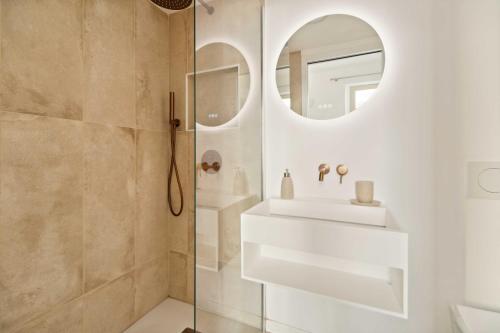 une salle de bain avec une douche, un lavabo et un miroir dans l'établissement Residence-Allard-Saint-Tropez, à Saint-Tropez