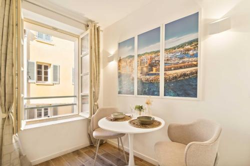 Cette chambre dispose d'une petite table et de chaises. dans l'établissement Residence-Allard-Saint-Tropez, à Saint-Tropez