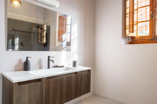 a bathroom with a sink and a mirror at Dimora Boccaccio by VacaVilla in Strada