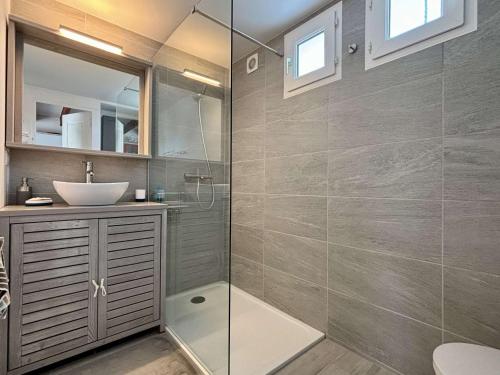 une salle de bain avec une douche en verre et un lavabo dans l'établissement Maison 4 pièces 6 couchages Saint-Pierre d'Oléron SPO000-166, à Saint-Pierre-dʼOléron