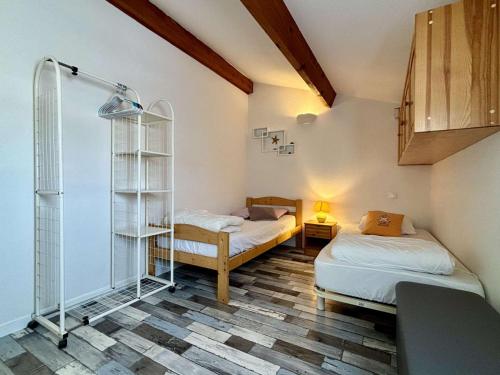 - une chambre avec 2 lits et une douche en verre dans l'établissement Maison 4 pièces 6 couchages Saint-Pierre d'Oléron SPO000-166, à Saint-Pierre-dʼOléron