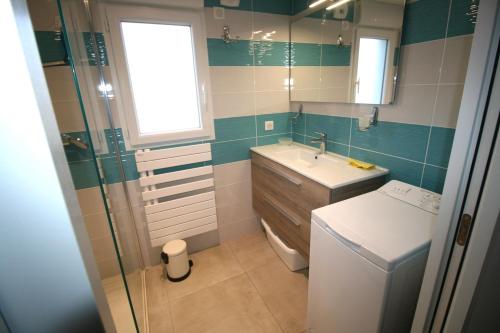 une salle de bain avec un lavabo, des toilettes et une douche dans l'établissement La Tranche centre ville maison neuve avec parking voiture WIFI, à La Tranche-sur-Mer