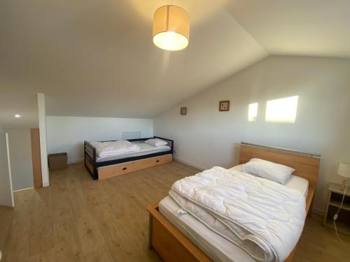 - 2 lits jumeaux dans une chambre avec plafond dans l'établissement La Tranche centre ville maison neuve avec parking voiture WIFI, à La Tranche-sur-Mer