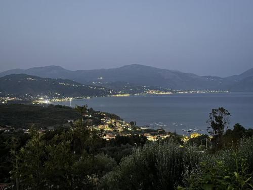 Blick auf ein großes Gewässer mit Bergen in der Unterkunft The Moon over the Sea in Scario