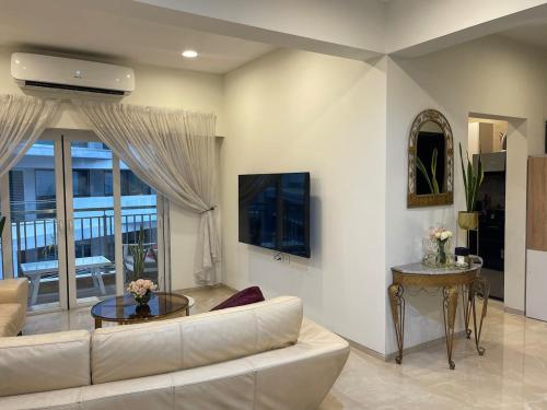 Μια τηλεόραση ή/και κέντρο ψυχαγωγίας στο Luxurious, River side Appartment,Gombe Kinshasa