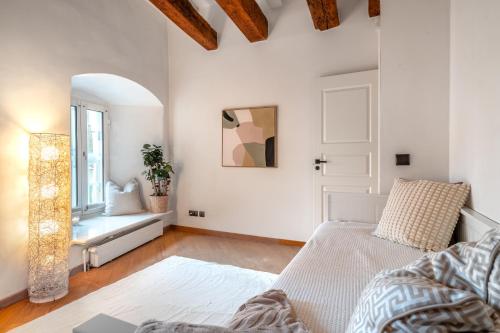 タリンにあるModern charm in old townのベッドと窓のある白い部屋