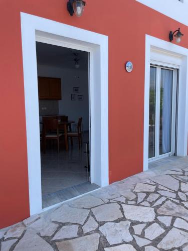 a door leading into a dining room with a table at Dans une villa avec piscine privée, calme, proche des plages, vues mer et montagnes in Tsivarás