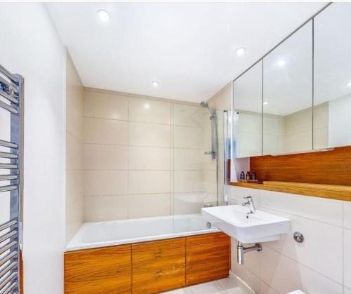 Bilik mandi di Marina Point East in Kent Sleeps 4 with Parking
