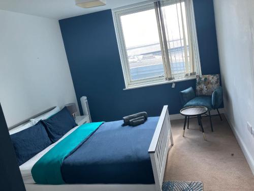 Katil atau katil-katil dalam bilik di Marina Point East in Kent Sleeps 4 with Parking