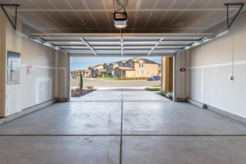 Gallery image of Modern 4BR Retreat, Big TVs & BBQ, Near i99 in Stockton