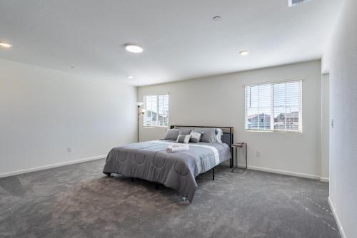 Gallery image of Modern 4BR Retreat, Big TVs & BBQ, Near i99 in Stockton