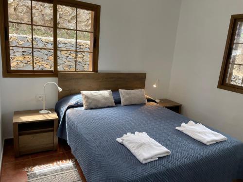 a bedroom with a bed with two white towels on it at Castaño II in Valle Gran Rey