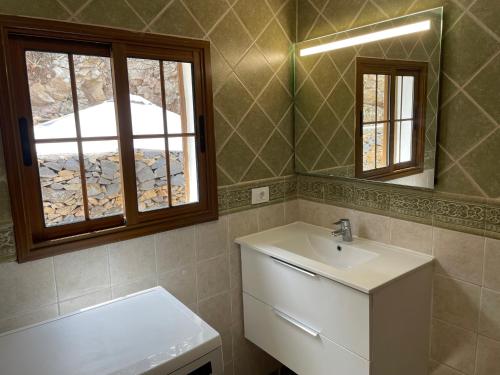 a bathroom with a sink and a mirror at Castaño II in Valle Gran Rey